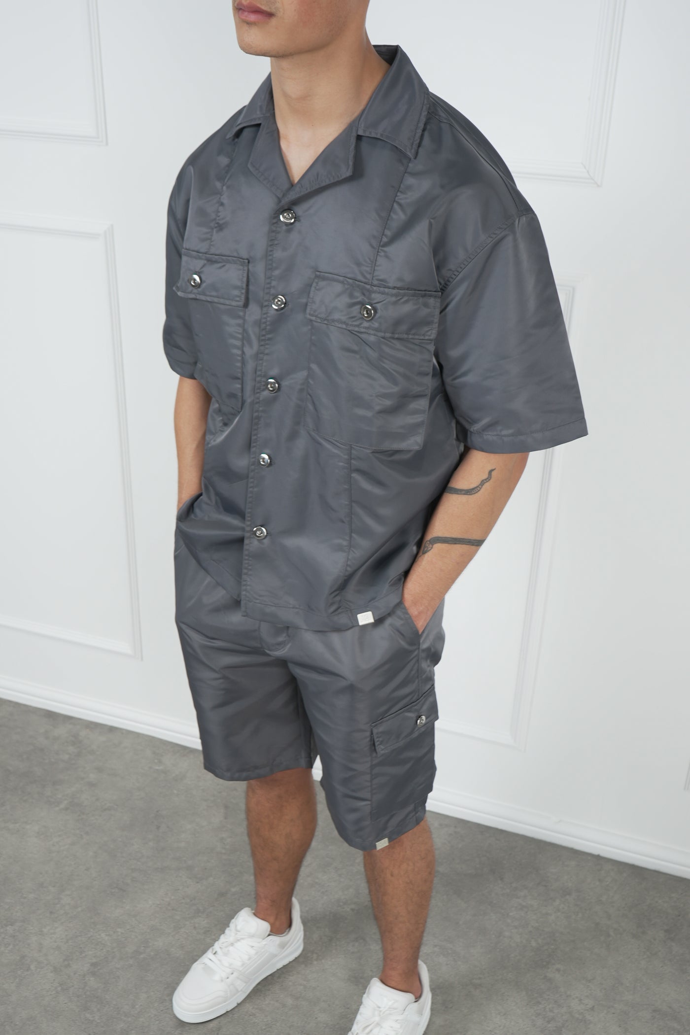 CONJUNTO NYLON OVERSIZE - GRIS PLATA
