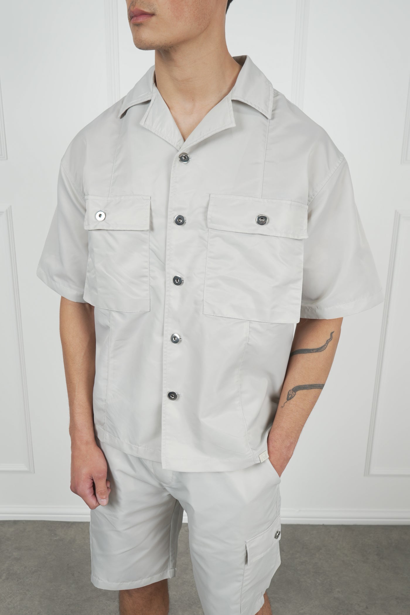 CONJUNTO NYLON OVERSIZE - GRIS PERLA
