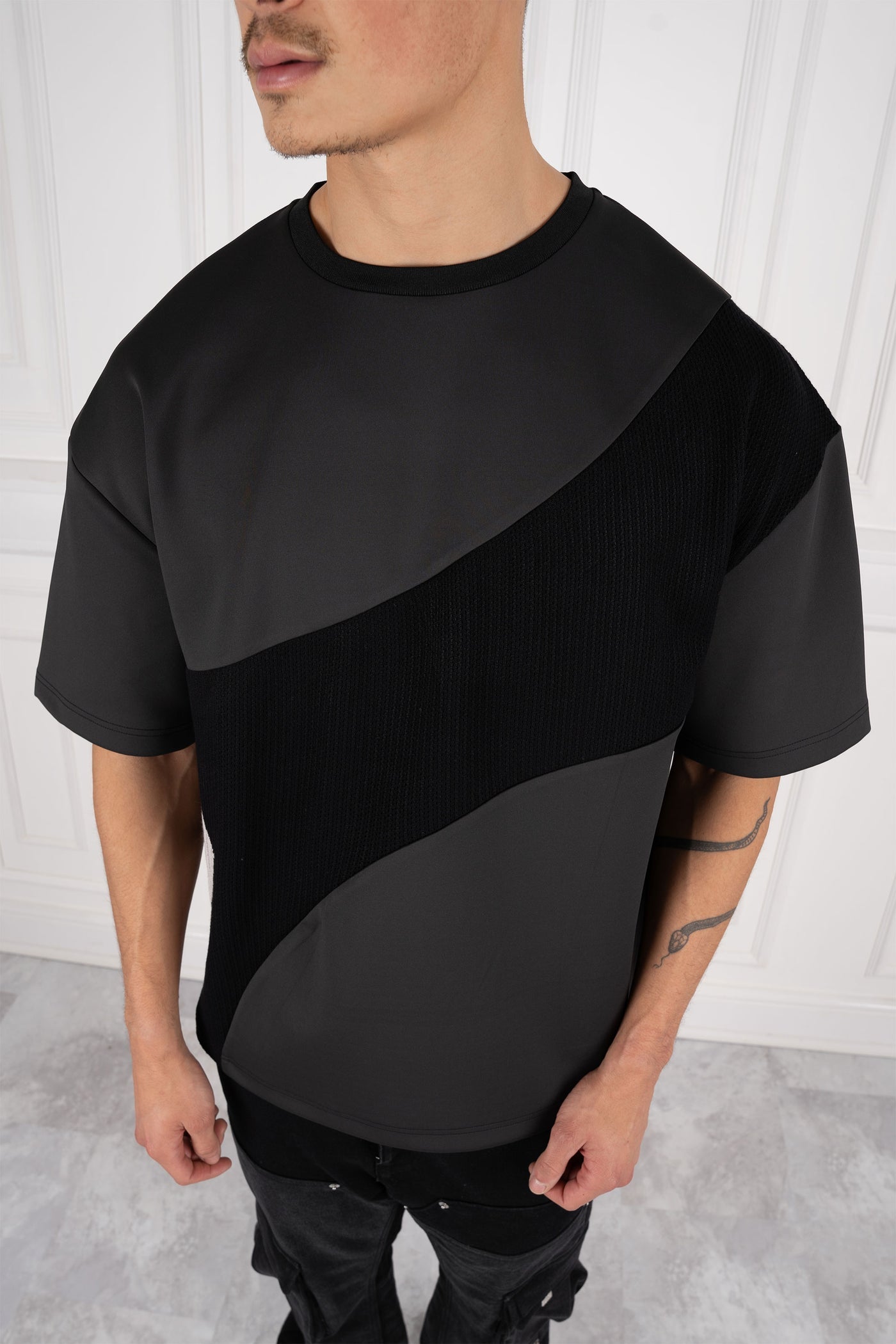 CAMISETA PANEL ROSE - NEGRA