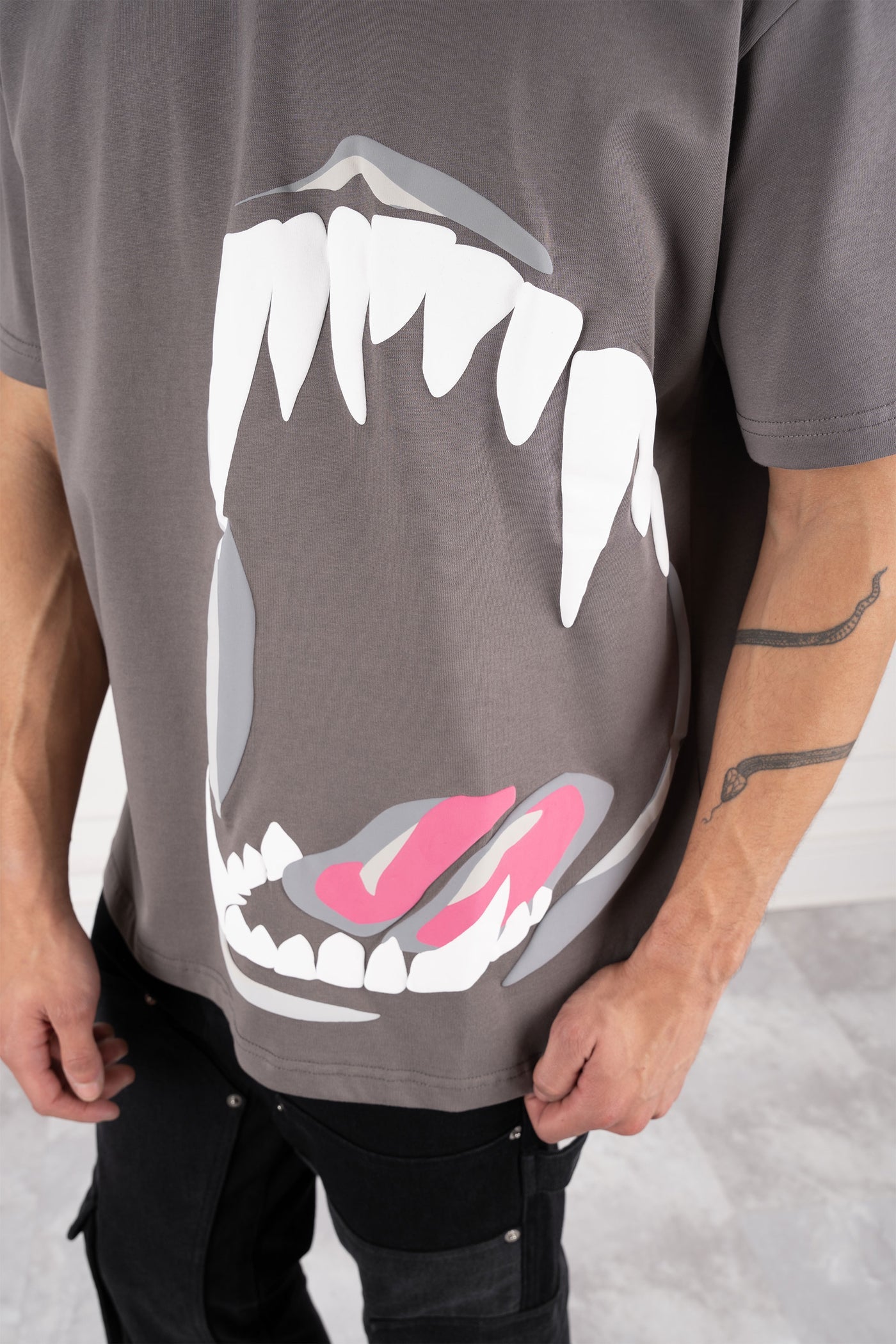 CAMISETA OVERSIZE TIBURÓN - GRIS