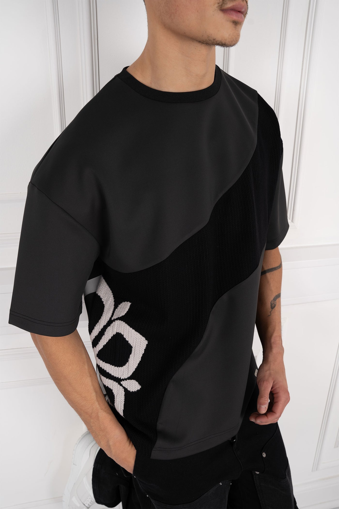 CAMISETA PANEL ROSE - NEGRA