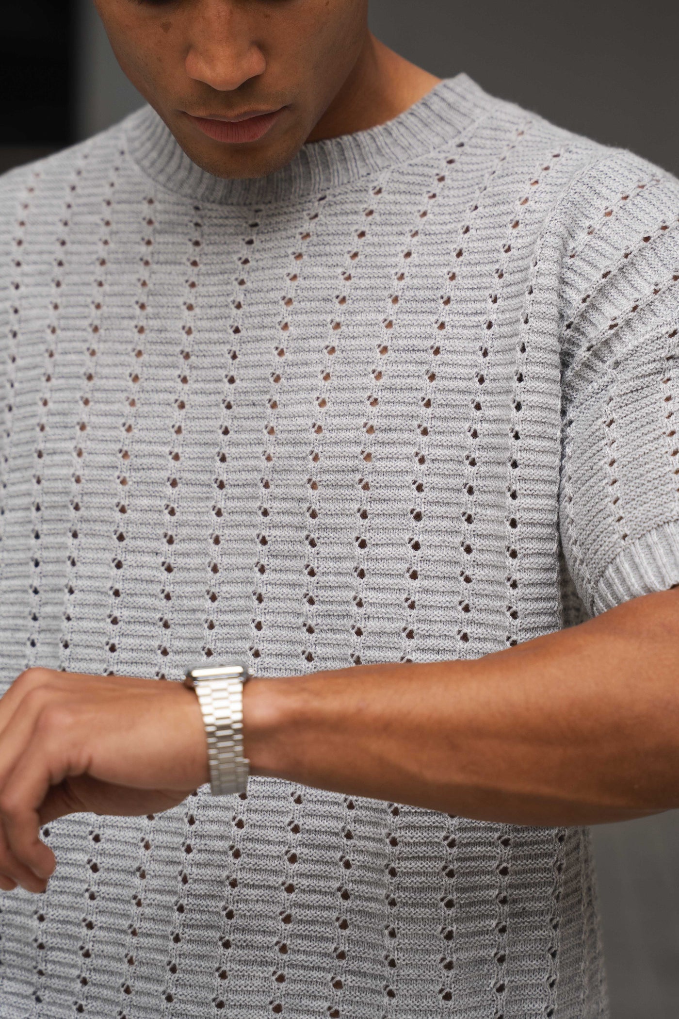 CAMISETA BOXY HOLE - GRIS