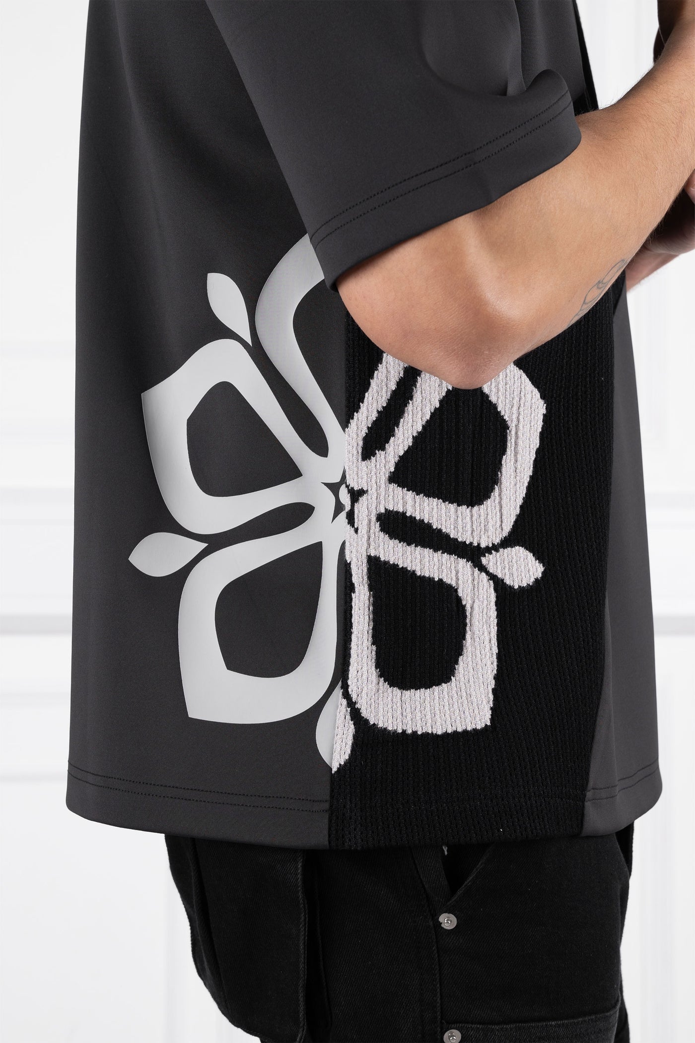 CAMISETA PANEL ROSE - NEGRA