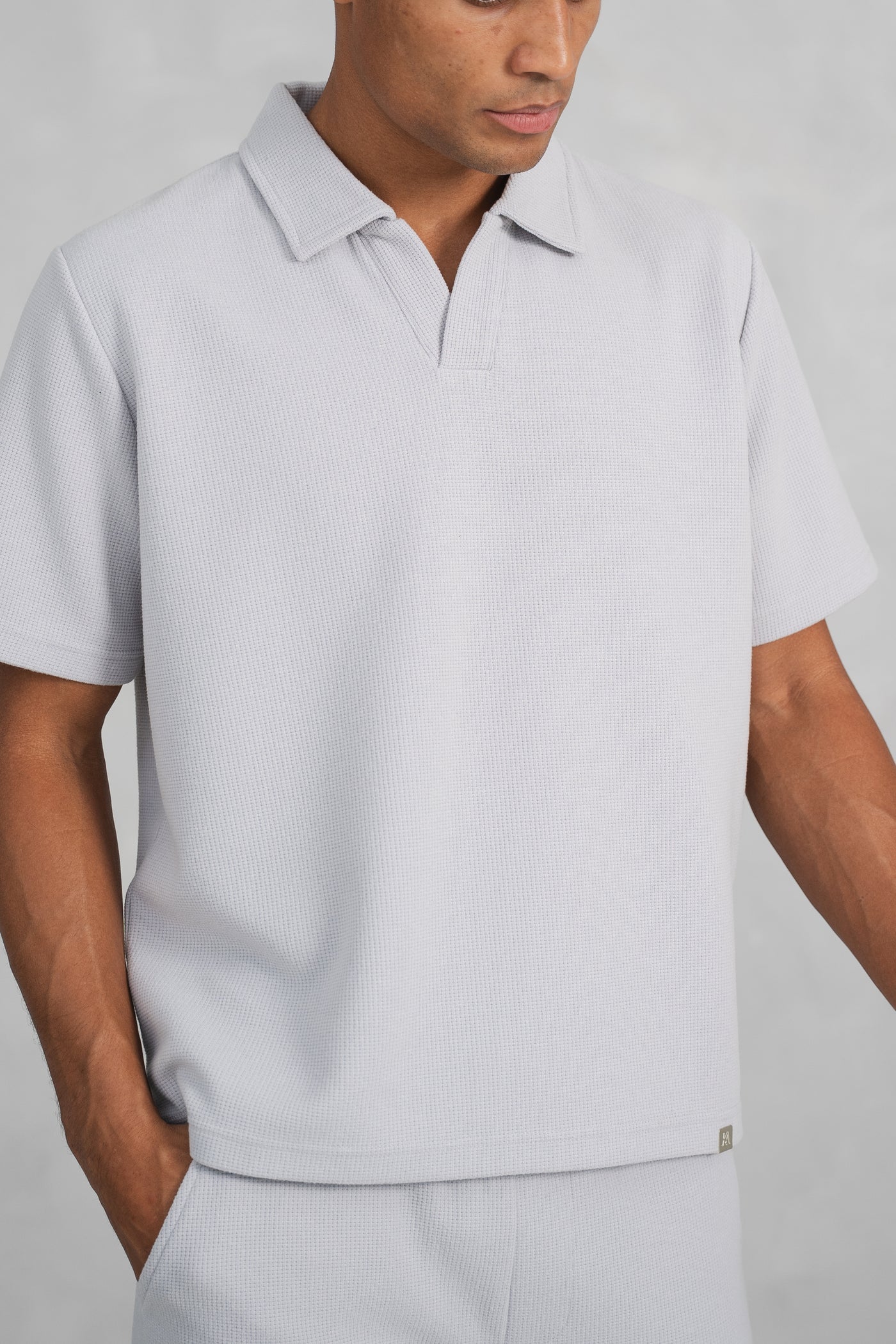 POLO OPEN NECK - GRIS