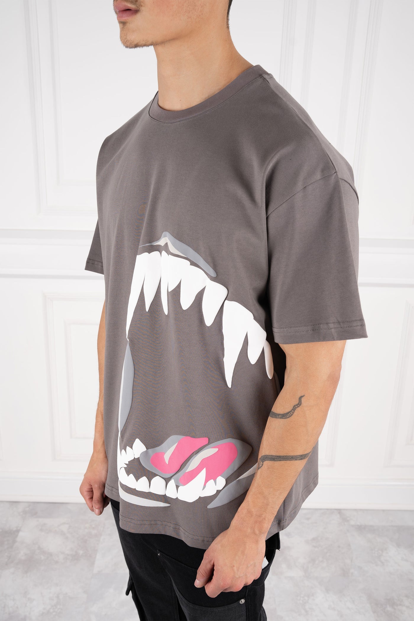 CAMISETA OVERSIZE TIBURÓN - GRIS